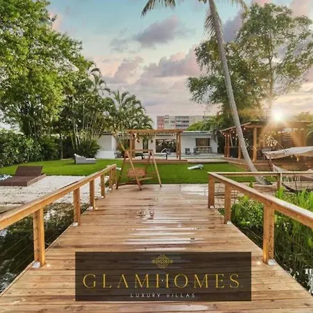 Lakefront Villa: Tropical Backyard & Kayak Tgh